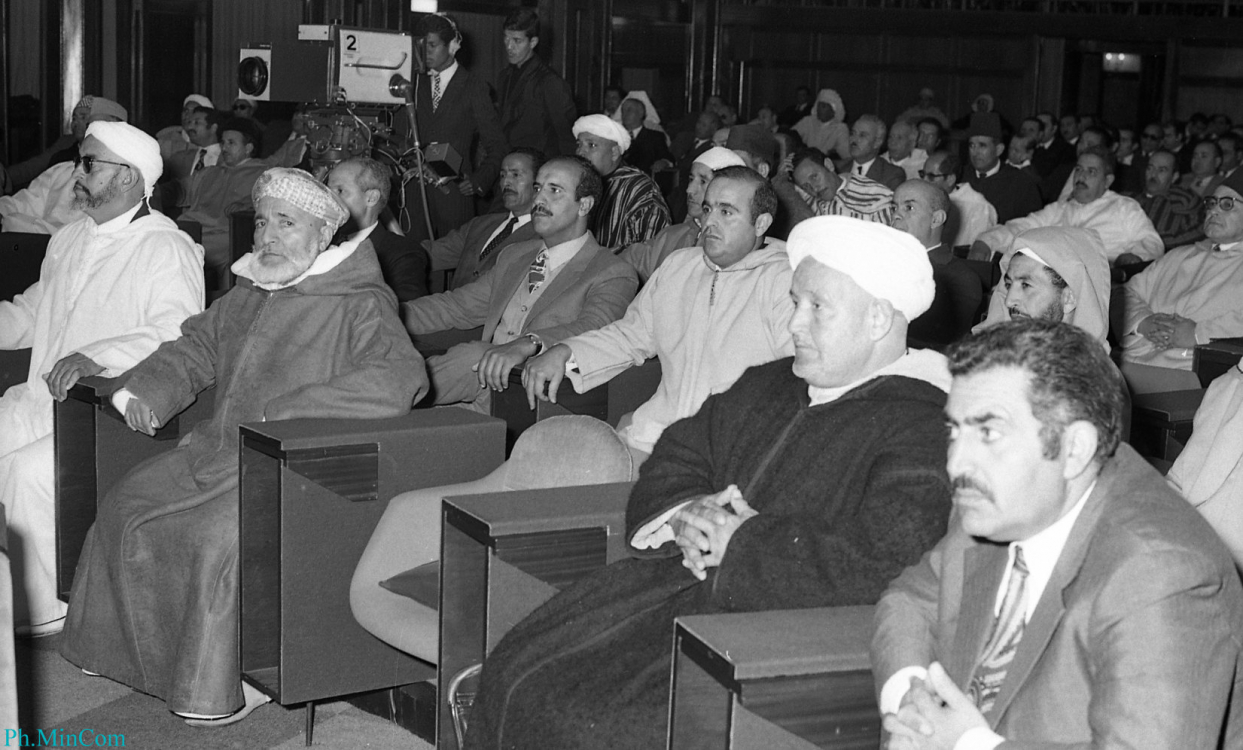 خلفية توضح انعكاس سياسي آخر